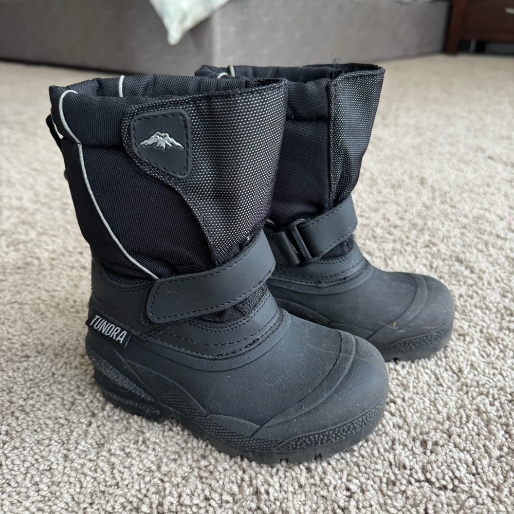 EUC Tundra kids Quebec snow boot size 9